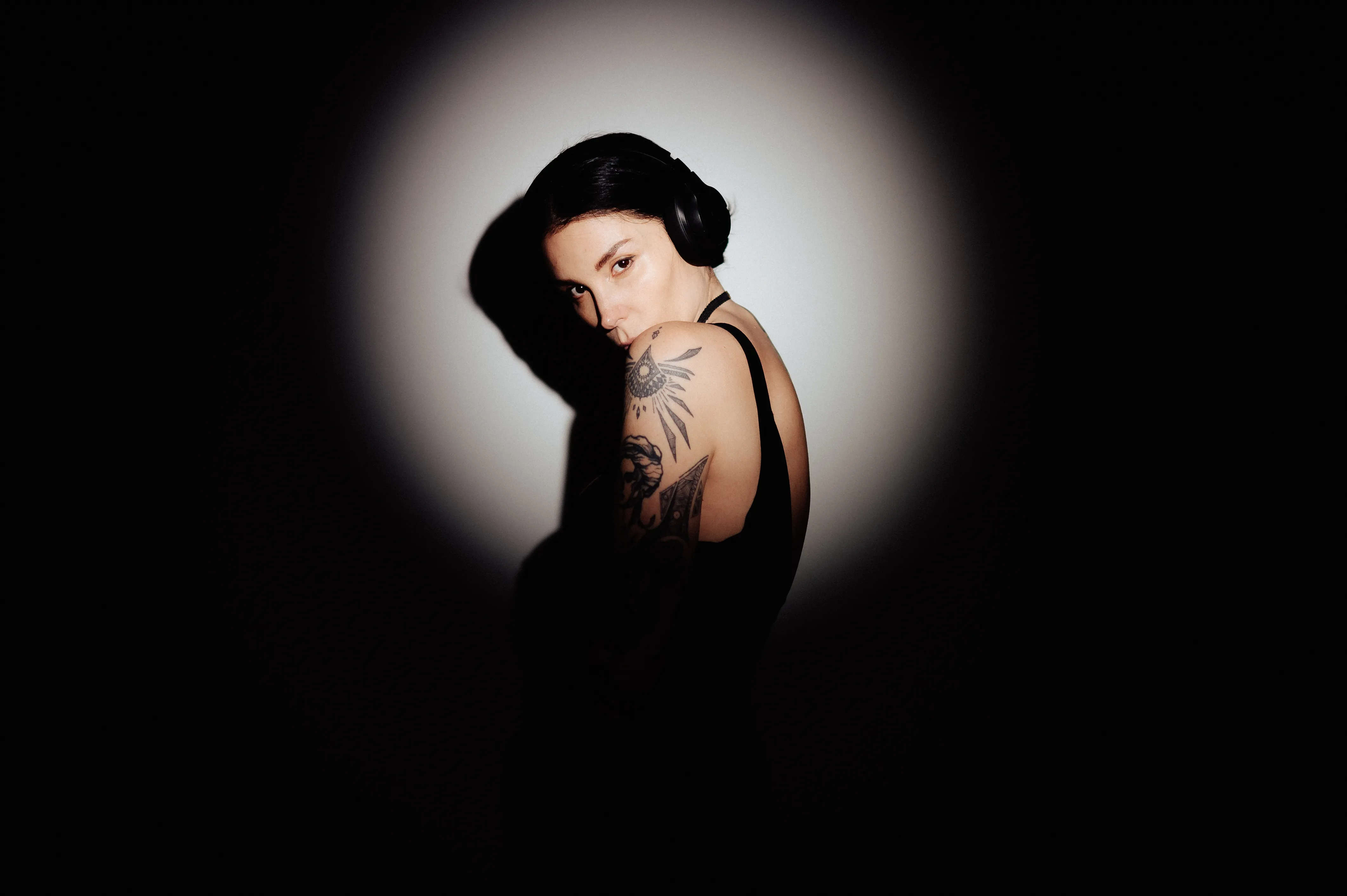 Ann in Black презентує іронічний трек-афірмацію «Просто так» про удачу й віру в себе